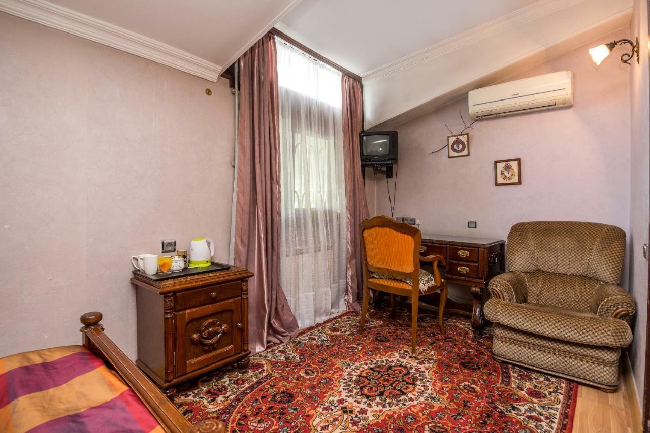 Lia'S Guest House Тбилиси Екстериор снимка